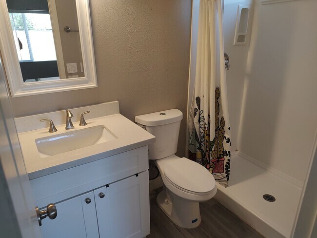 Building Photo - Stunning 3-bedroom, 2-bathroom home locate...
