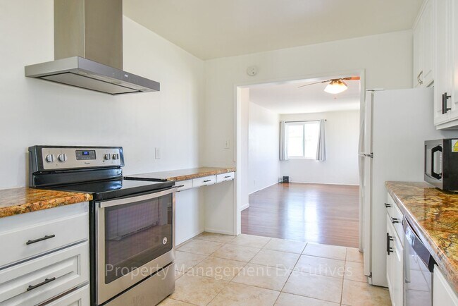 Building Photo - 3 Bedroom, 2 Bath House with Large Backyard