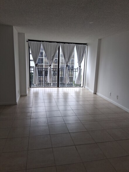 Building Photo - 17021 N Bay Rd