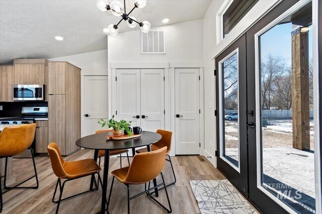 Building Photo - 362 London St