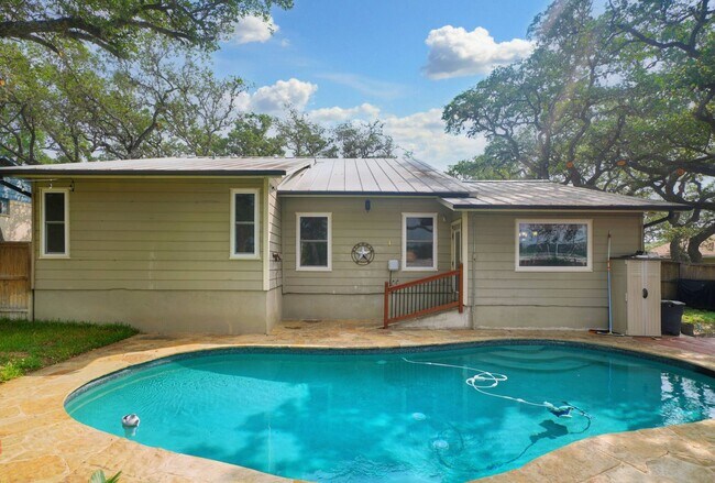 Building Photo - Charming and Centrally Located Home Now Available with Inground Pool. Realtor Commmission:$750