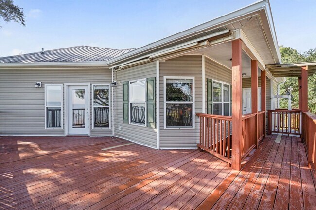 Building Photo - BAY FRONT LIVING