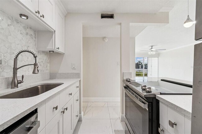 Building Photo - 2302 S Manhattan Ave