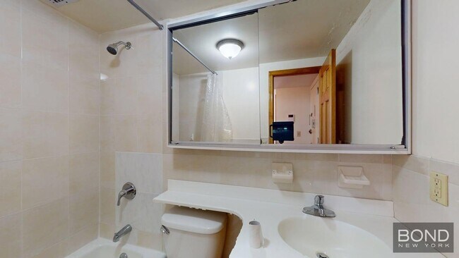 Building Photo - 318 W 105th St