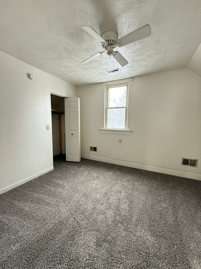 Building Photo - HOUSE...LARGE 3 Bedroom 2 Bath