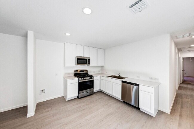 Building Photo - 1 MONTH FREE RENT WITH 18 - 24 MONTH LEASE!!! AVAILABLE THROUGH MAY ONLY! INTERNET INCLUDED!