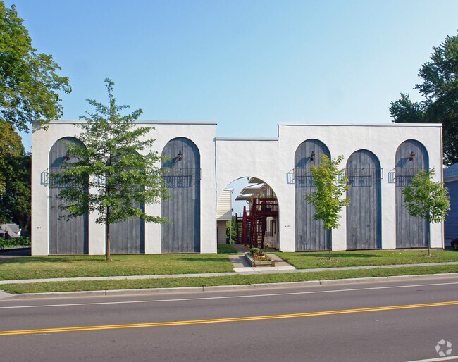 Building Photo - Carolyn Arms Apartments
