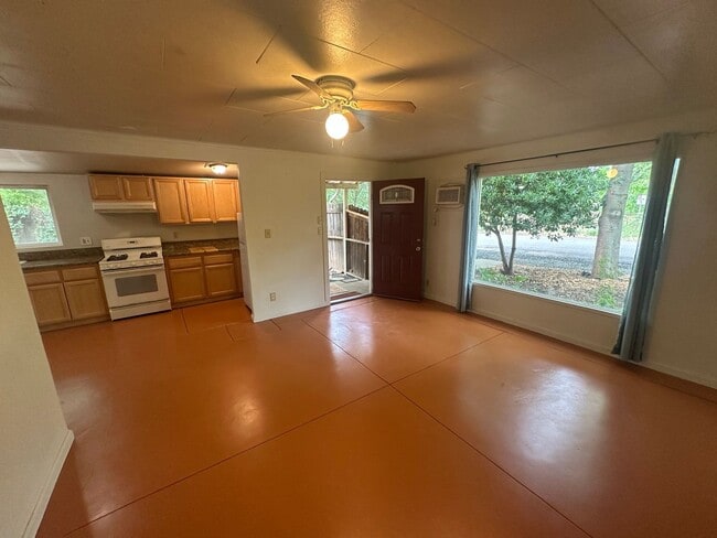 Building Photo - 2050 Laburnum Ave