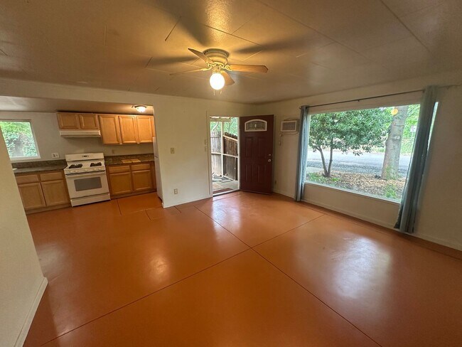 Building Photo - Move-in Special: $200 off the first month's rent