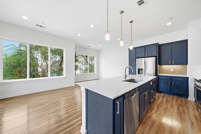 Building Photo - Spacious 3-Bed, 3-Bath Condo with Scenic Views in Vibrant Austin!