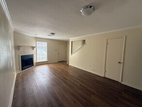 Building Photo - 2BD 1.5BA TOWNHOUSE WITH WATER INCLUDED