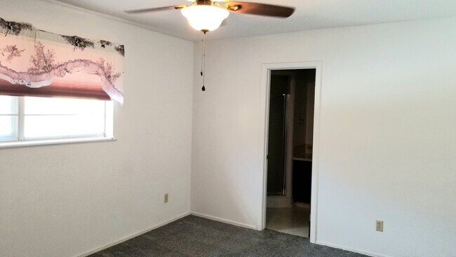 Building Photo - GREAT HOME ON QUIET STREET