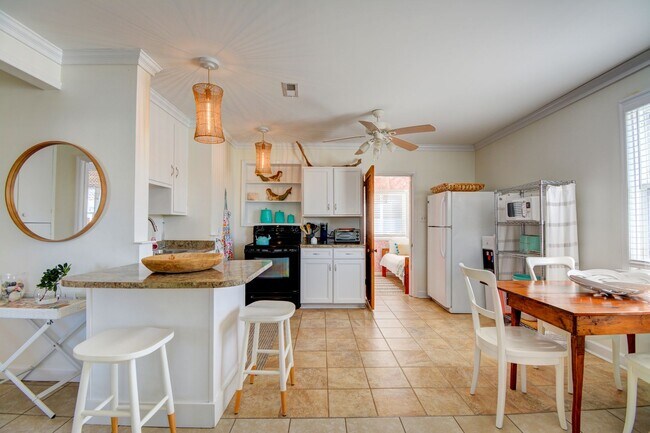 Building Photo - Off Season Coastal Cottage September 2026 through Mid February 2027- Fully Furnished- 3 Month Min...