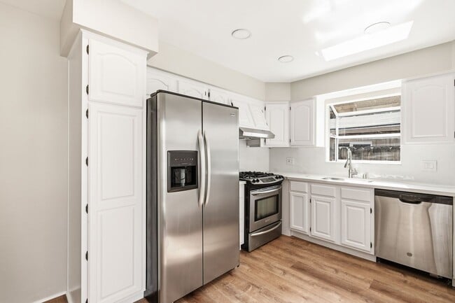 Building Photo - 12334 Moorpark St