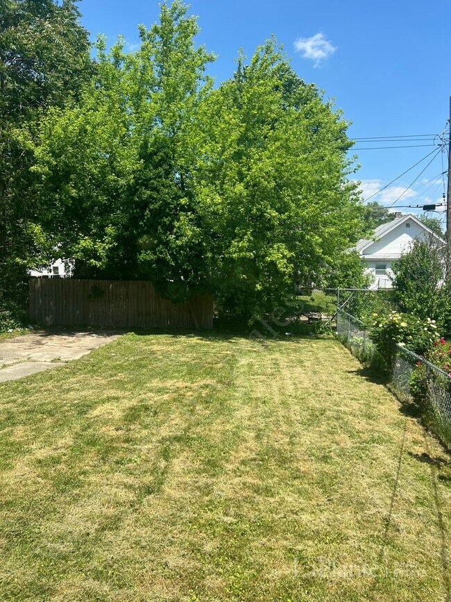Building Photo - Cozy 3-Bedroom Home in West Toledo