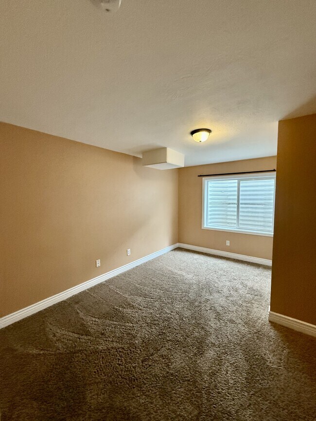 Building Photo - 4427 Lago Grande Dr