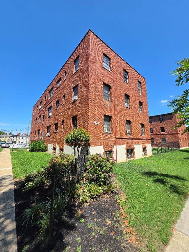 Interior Photo - 140 KENILWORTH AVE NE