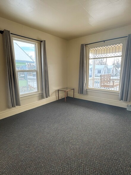 Building Photo - 1107 E Augusta Ave