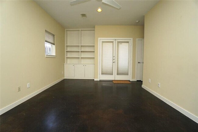 Building Photo - Stunning Townhouse In A Great Location Near Memorial Park!