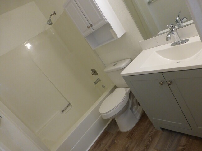 Bathroom - 215 8th St SE