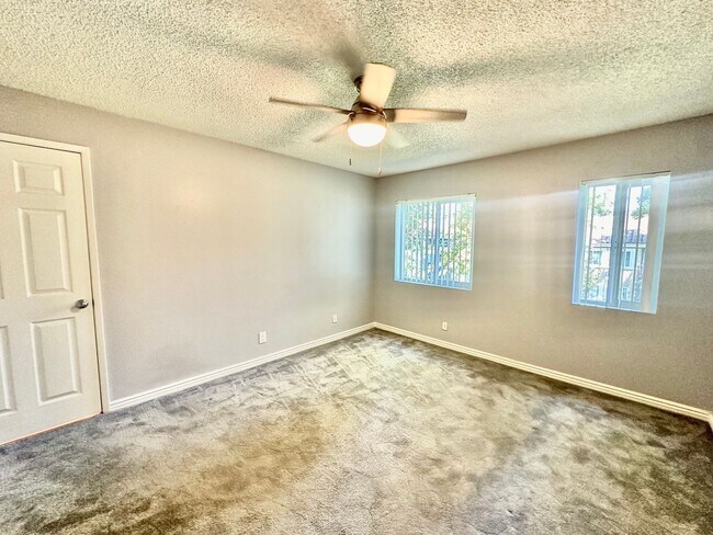 Building Photo - Bright and Gorgeous Condo in UTC near UCSD!!