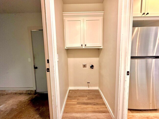 Building Photo - 4 Bed Spacious Midwest city House
