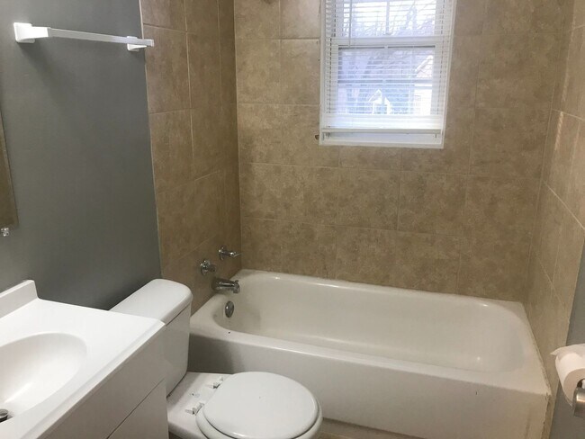 Building Photo - 2 Bedroom Near Downtown Charlotte