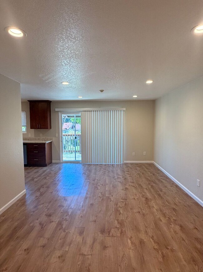 Building Photo - 497 Sebastopol Ave