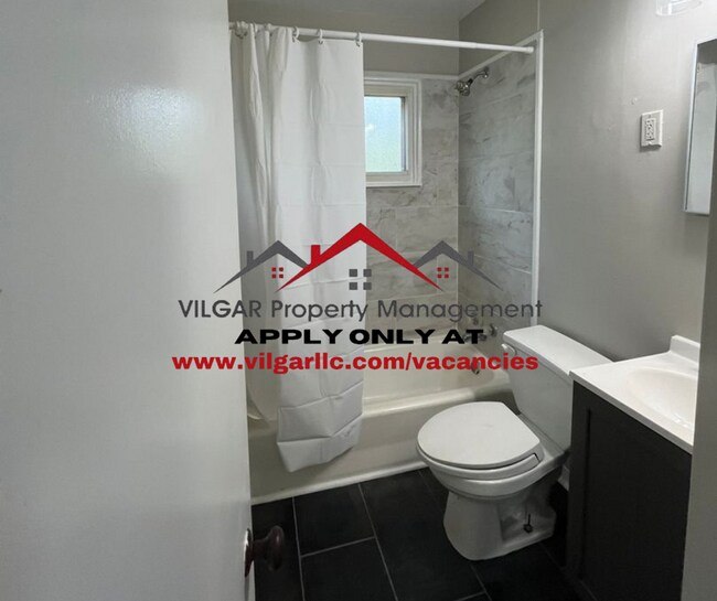 Building Photo - 2 Bedroom, 1 Bathroom Home in Gary, IN