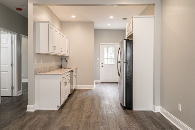 Building Photo - 806 Longfield Ave