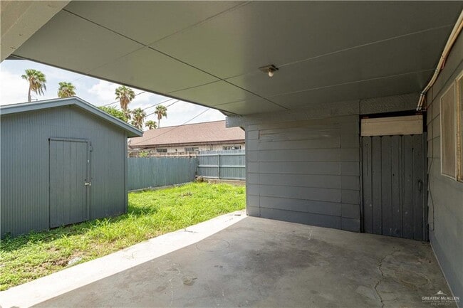 Building Photo - 17 Village Square