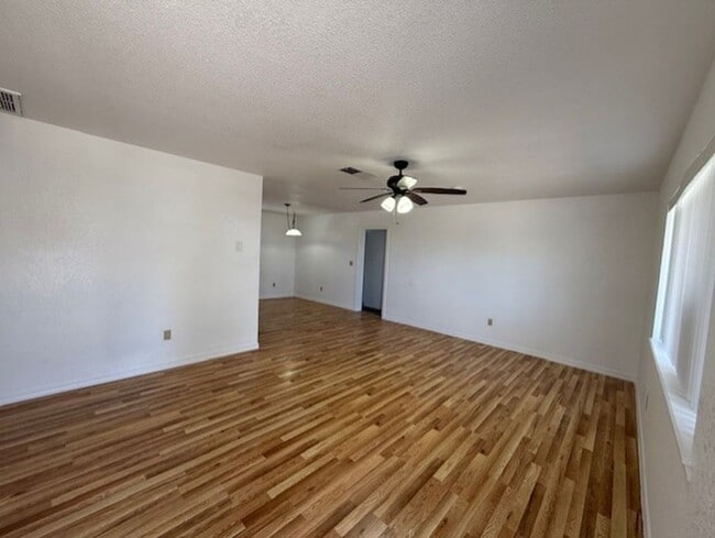 Building Photo - Occupied Do Not Disturb Tenant!! 4 Bedroom in Cottonwood - Contact Property Pros Property Management
