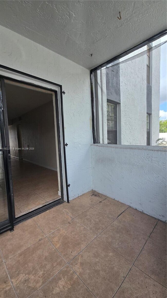 Building Photo - 13500 NE 3rd Ct