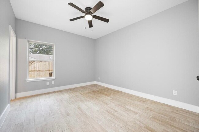 Building Photo - 5037 Van Fleet St