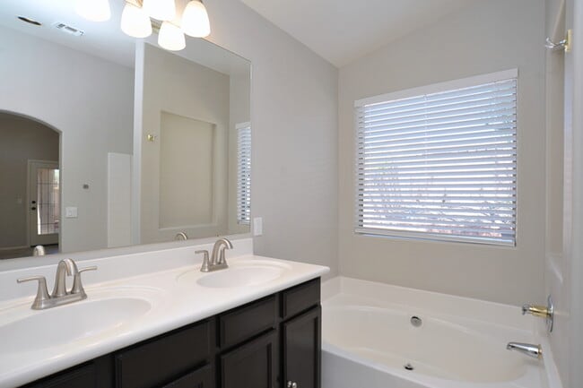 Building Photo - Move-In Ready Home in Dove Mountain