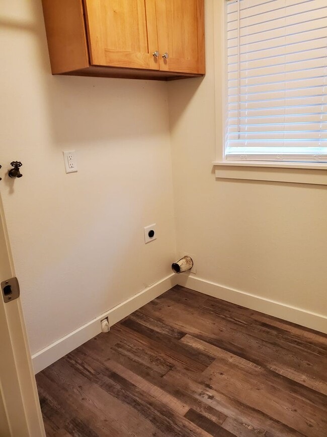 Building Photo - Single family ranch duplex. 3 bedrooms & 1...