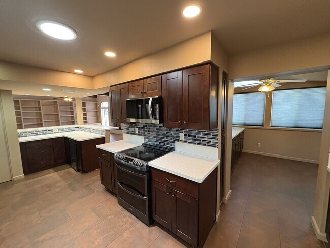 Building Photo - Highly sought community of Colonia Verde