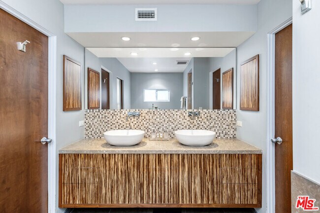 Building Photo - 2843 Lambert Dr