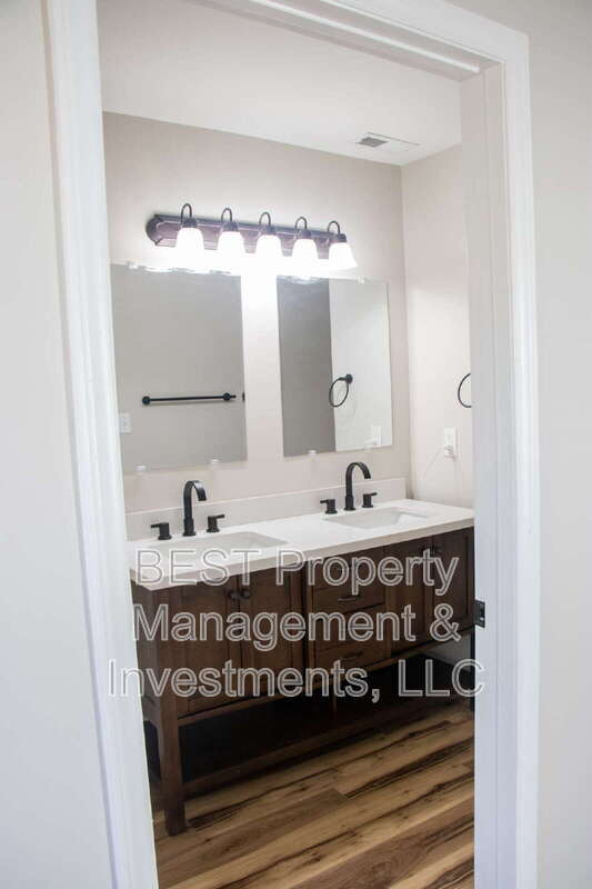 Building Photo - 3225 Lasalle St