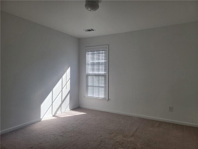 Building Photo - 2448 Fairlie Dr