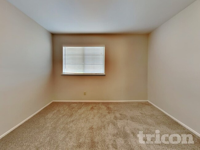 Building Photo - 1872 Little John Way