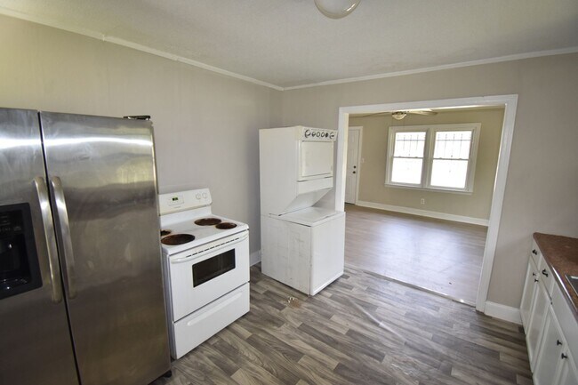 Building Photo - Coming Soon! 3 Bedroom and 1 Bath Home (Pets Considered)