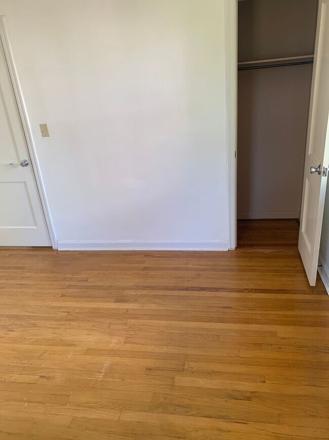 Building Photo - Lovely Ranch Home with Hardwood Floors and...