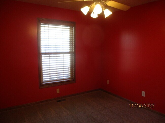 Building Photo - Spacious 6-Bedroom Home in a Prime Location – Room to Live, Work & Relax!