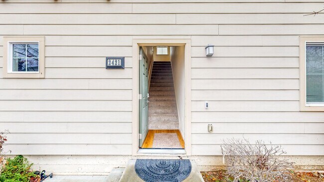 Building Photo - 2421 N Village Dr