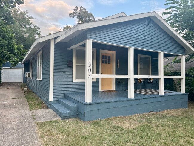 Building Photo - 304 N Cimarron Ave