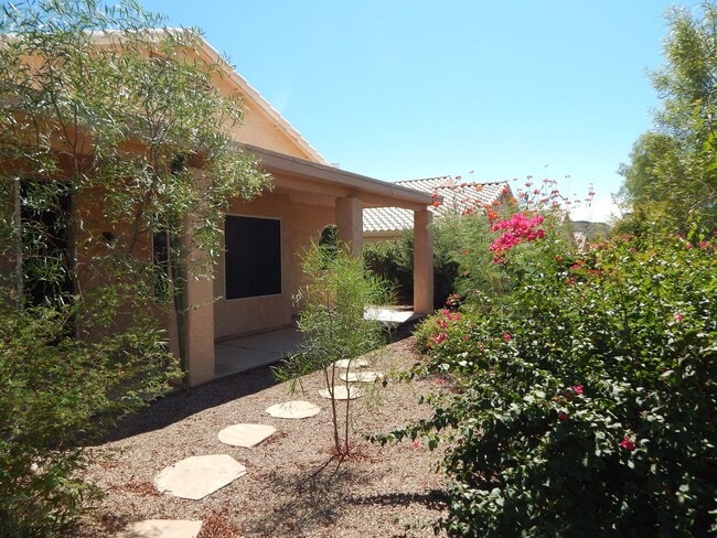 Building Photo - 3 Bedrooms 2 Bathrooms close to Sabino Canyon