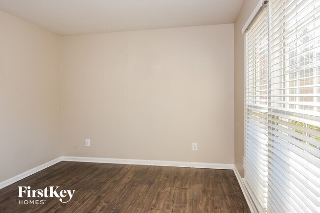 Building Photo - 60 Evans Point