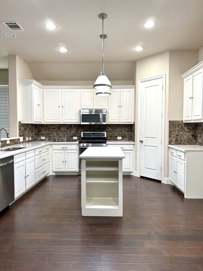 Building Photo - 15456 Bluffdale Dr