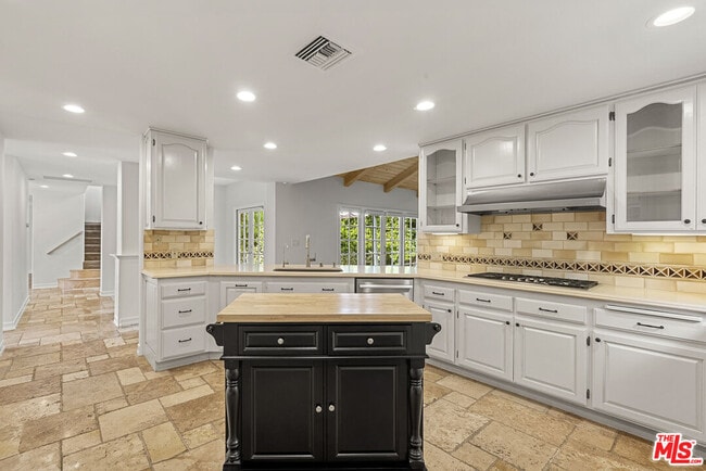 Building Photo - 18339 Linnet St